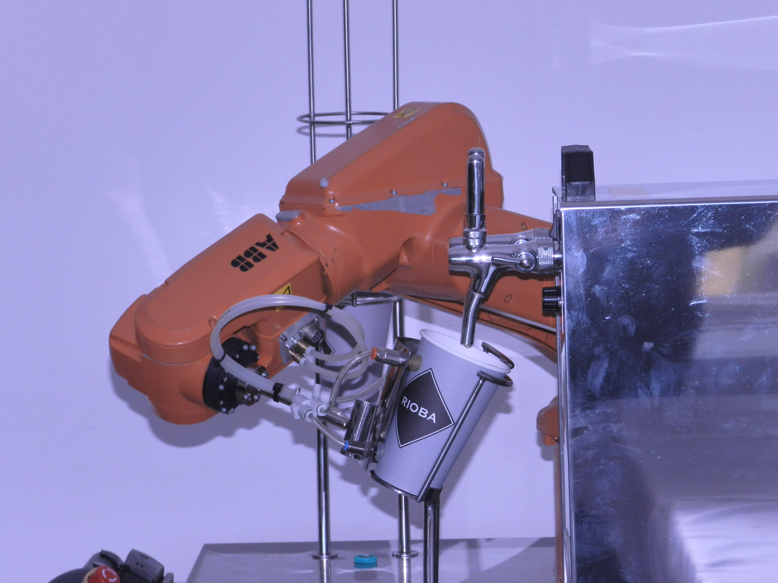 Obr. 1 Robot ABB čapoval pre účastníkov pivo